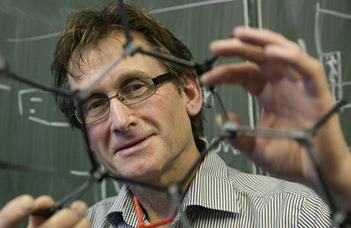 Feringa professzor 2016-ban kapott Nobel-díjat a molekuláris gépek tervezéséért és szintéziséért.